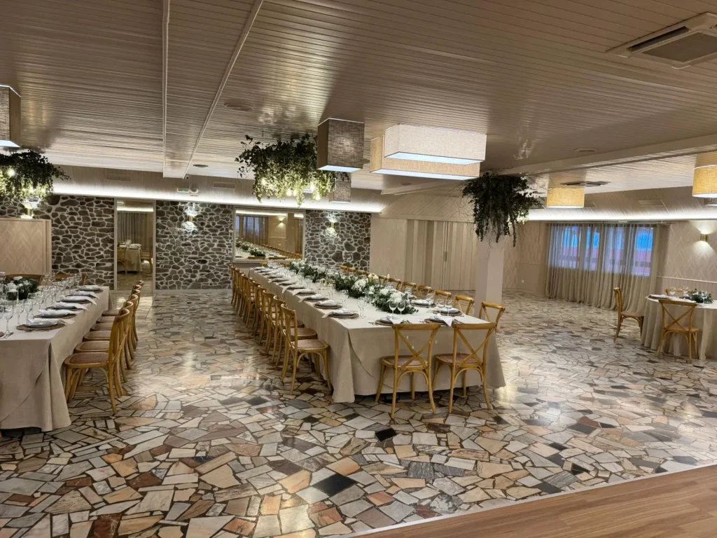 Proyecto de mantelería profesional para el Restaurante As Rodas en A Coruña, con confección e instalación realizada por Currás y Salgado.