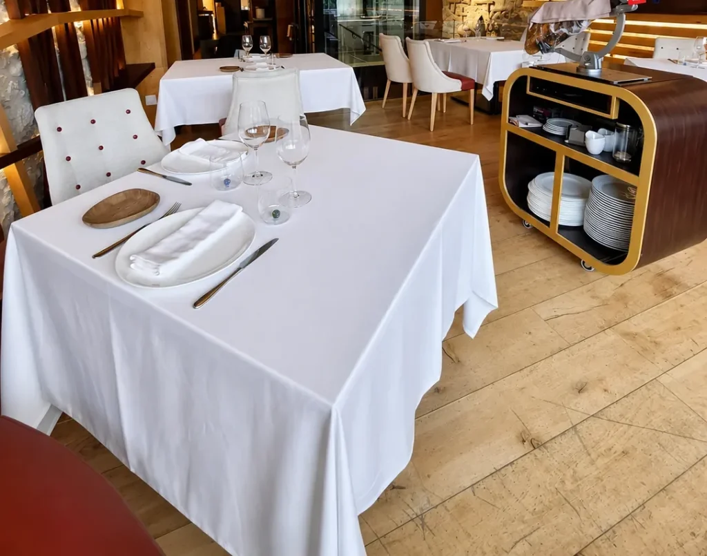 Comedor del restaurante A Mundiña en A Coruña equipado con mobiliario, mantelería, vajilla y cristalería.