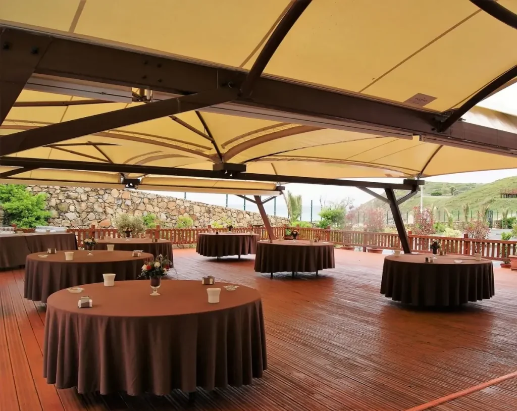 Montaje de mantelería profesional para evento en la terraza del Restaurante Balcobo, en Arteixo, A Coruña.