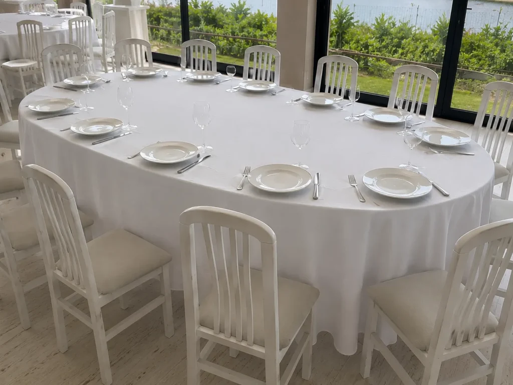 Mantelería profesional instalada en el Restaurante El Pantano de Cecebre, A Coruña, con mesas preparadas para celebraciones y eventos.