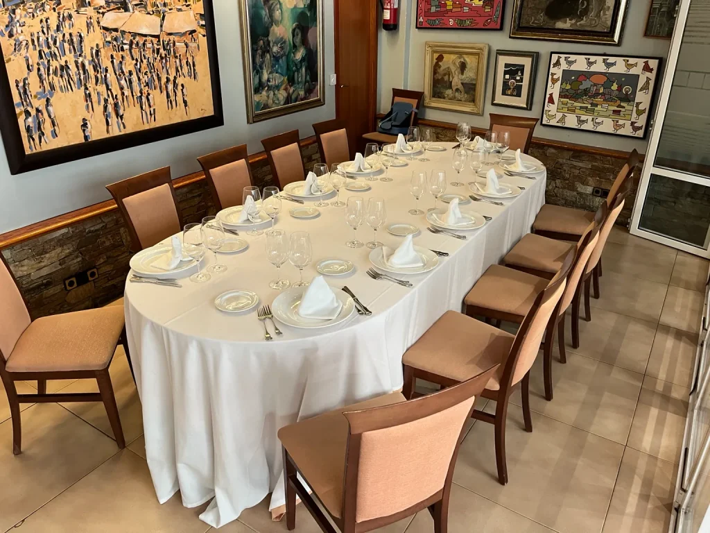 Mantelería profesional confeccionada a medida para el Restaurante Refugio, con mesa imperial vestida para evento por Currás y Salgado.