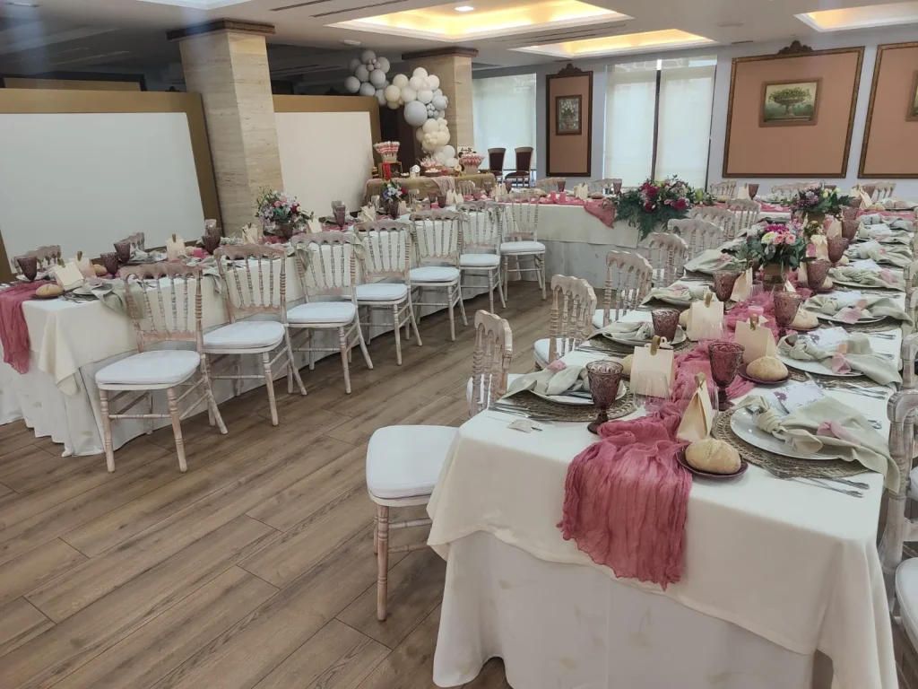 Montaje de mantelería profesional para una celebración en el Restaurante San Martiño de Teo, A Coruña.