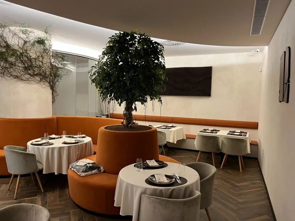 Mantelería de lino con manteles cuadrados de puntas redondeadas instalada por Currás y Salgado en el Restaurante Berebek de A Coruña.