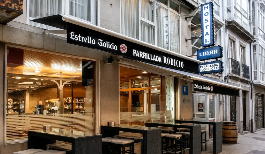 Fachada del Hostal Linar y Parrillada Rodicio en A Coruña