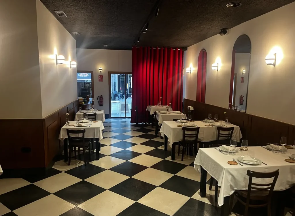 Manteles cuadrados blancos instalados por Currás y Salgado en el Restaurante La Chula de A Coruña.