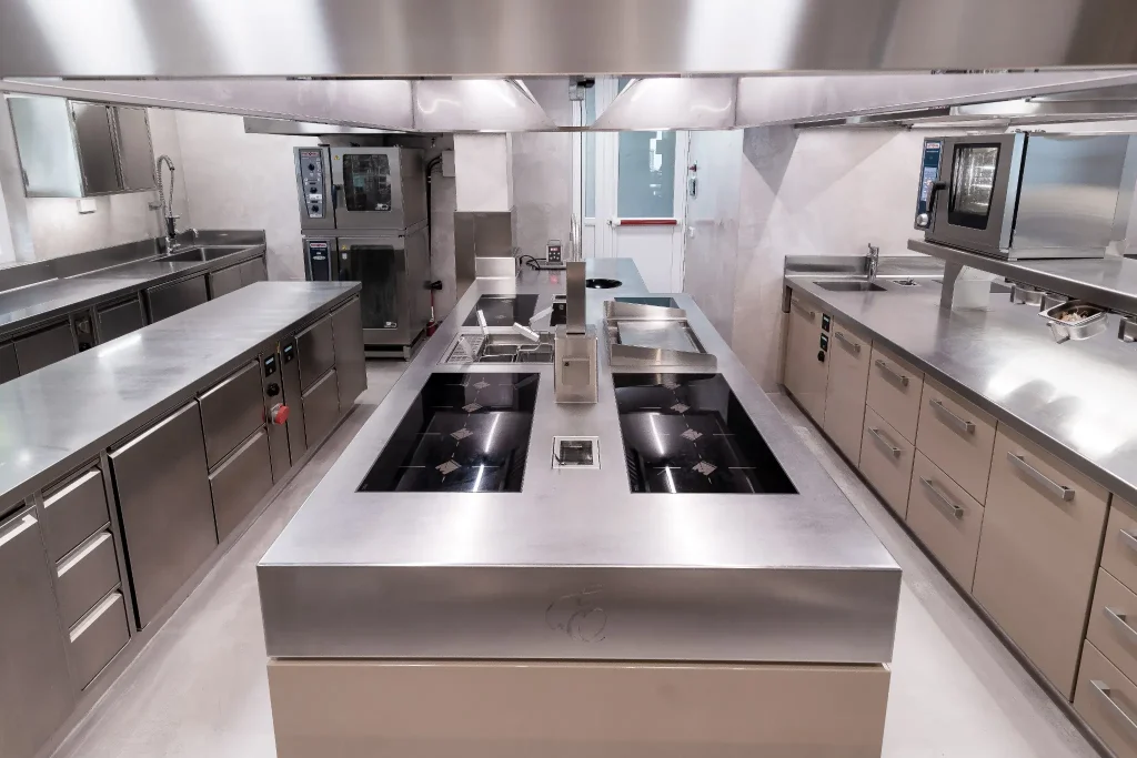 Cocina profesional de acero inoxidable equipada para restaurante